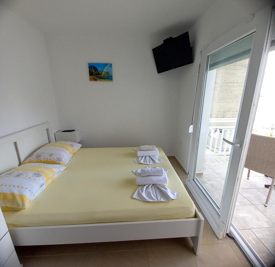 Apartmani Baresic พอดโกรา ภายนอก รูปภาพ