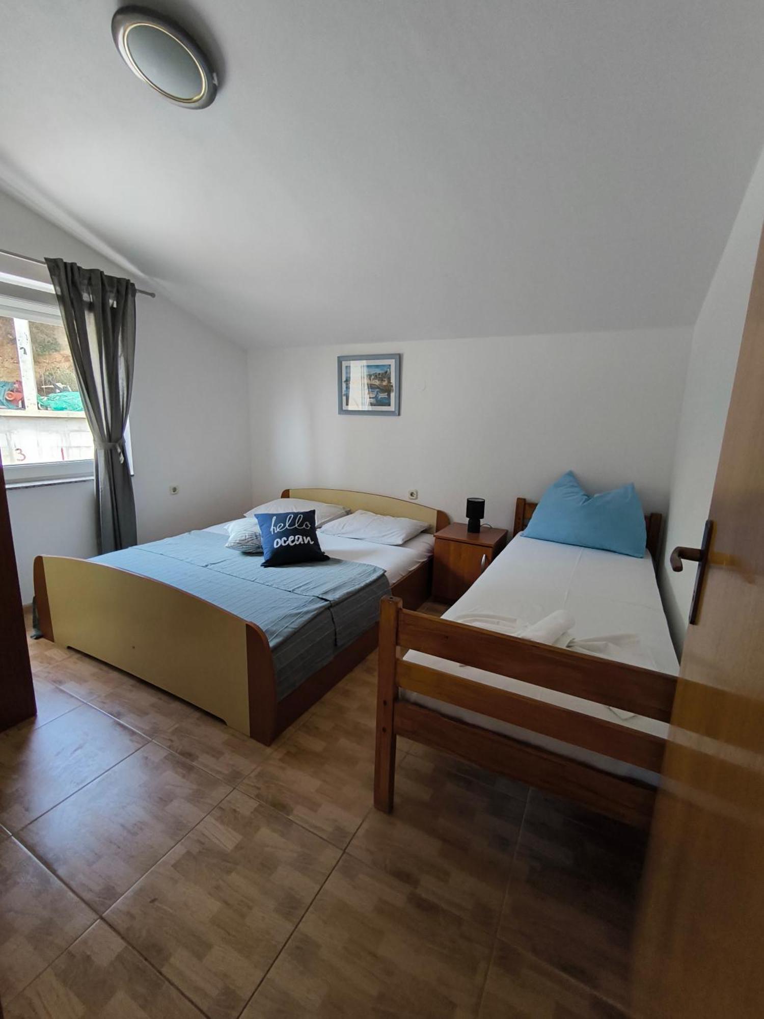 Apartmani Baresic พอดโกรา ภายนอก รูปภาพ